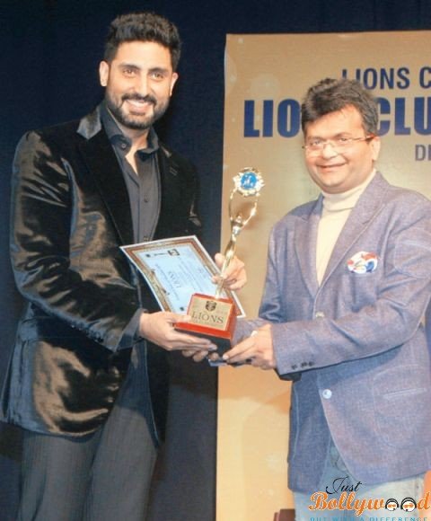 abhishek-bachchan gets best actor award