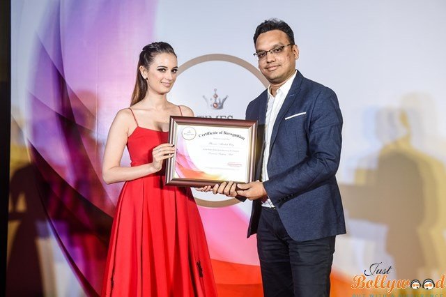 Bollywood Actress Evelyn Sharma presents Times Retail Icon Award to Mayank Lalpuria for Most promising shopping Mall of the Year - Ph