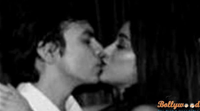 jhanvi-kapoor kissing her boyfriend