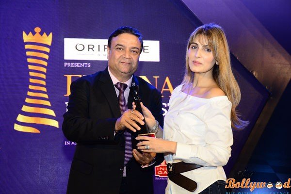 Sunil Kapoor GM Marketing KRBL presenting the award to Riddhima Kapoor Sahni at Femina Power List North 2017