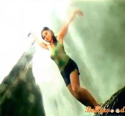 kareena kapoor under waterfall.png