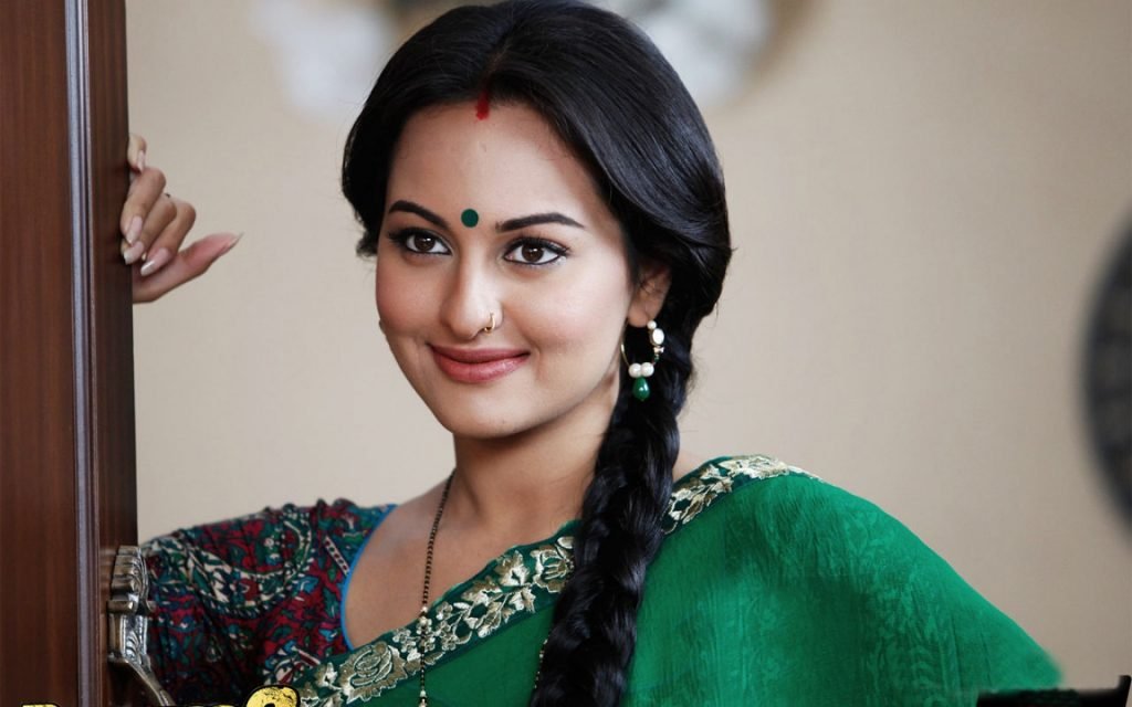 Sonakshi Sinha in green saree wide