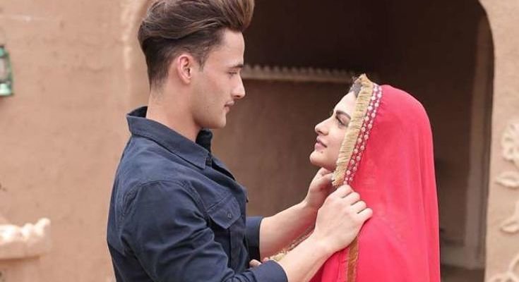 This is the new style of romance of Asim Riaz and Himanshi Khurana -  CineTalkers